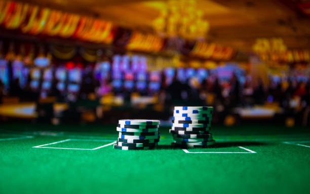 Split screen showing live blackjack table and Liga 1 match odds on cuan88 slot
